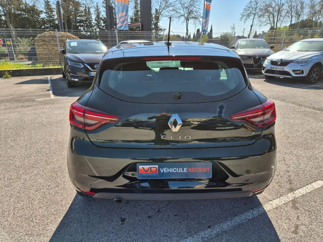 Vue arrière d'une Renault Clio noire 2022, avec feux arrière allongés et plaque "Véhicule récent" visible.