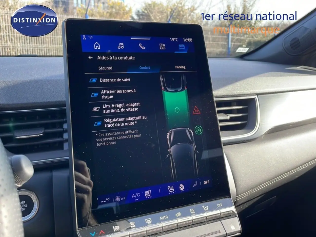 Écran tactile central en vue rapprochée dans l’habitacle gris cassiopée du Renault Symbioz 2025, affichant les aides à la conduite.