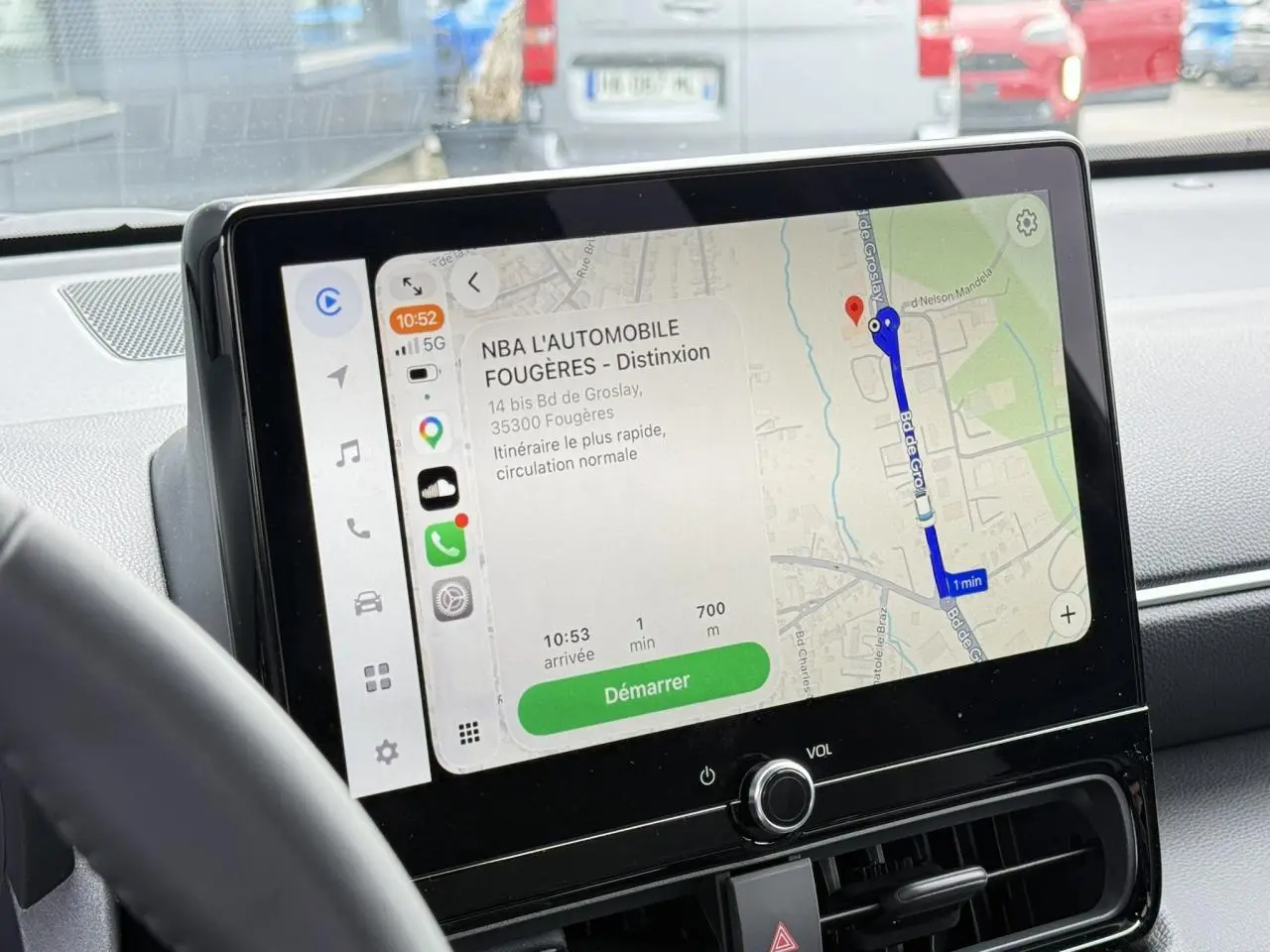 Vue intérieure centrée sur l’écran tactile 10,5 pouces du Toyota Yaris Cross gris Atlas, affichant la navigation connectée.