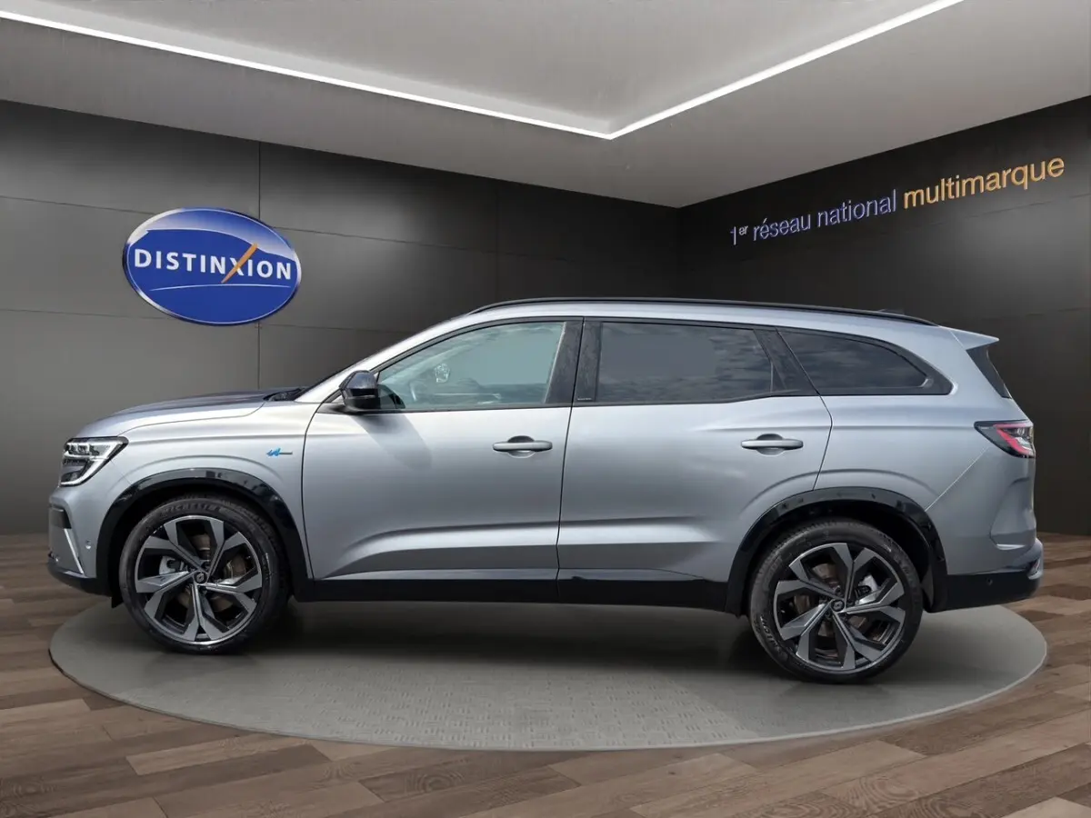 Profil côté gauche du Renault Espace gris foncé esprit Alpine E-Tech 2024 avec jantes noires et détails bleus hybrides.