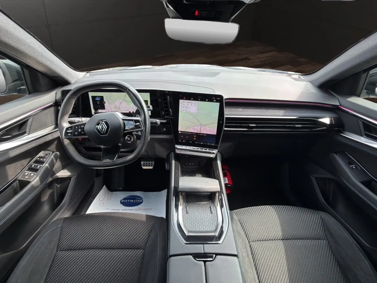 Vue intérieure avant du Renault Espace gris foncé 2024, avec tableau de bord numérique et grand écran tactile central.