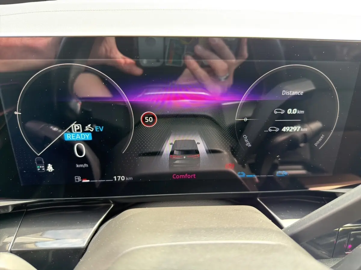 Combiné d'instruments numérique du Renault Espace gris foncé, affichage multifonctions avec vue centrale du véhicule.