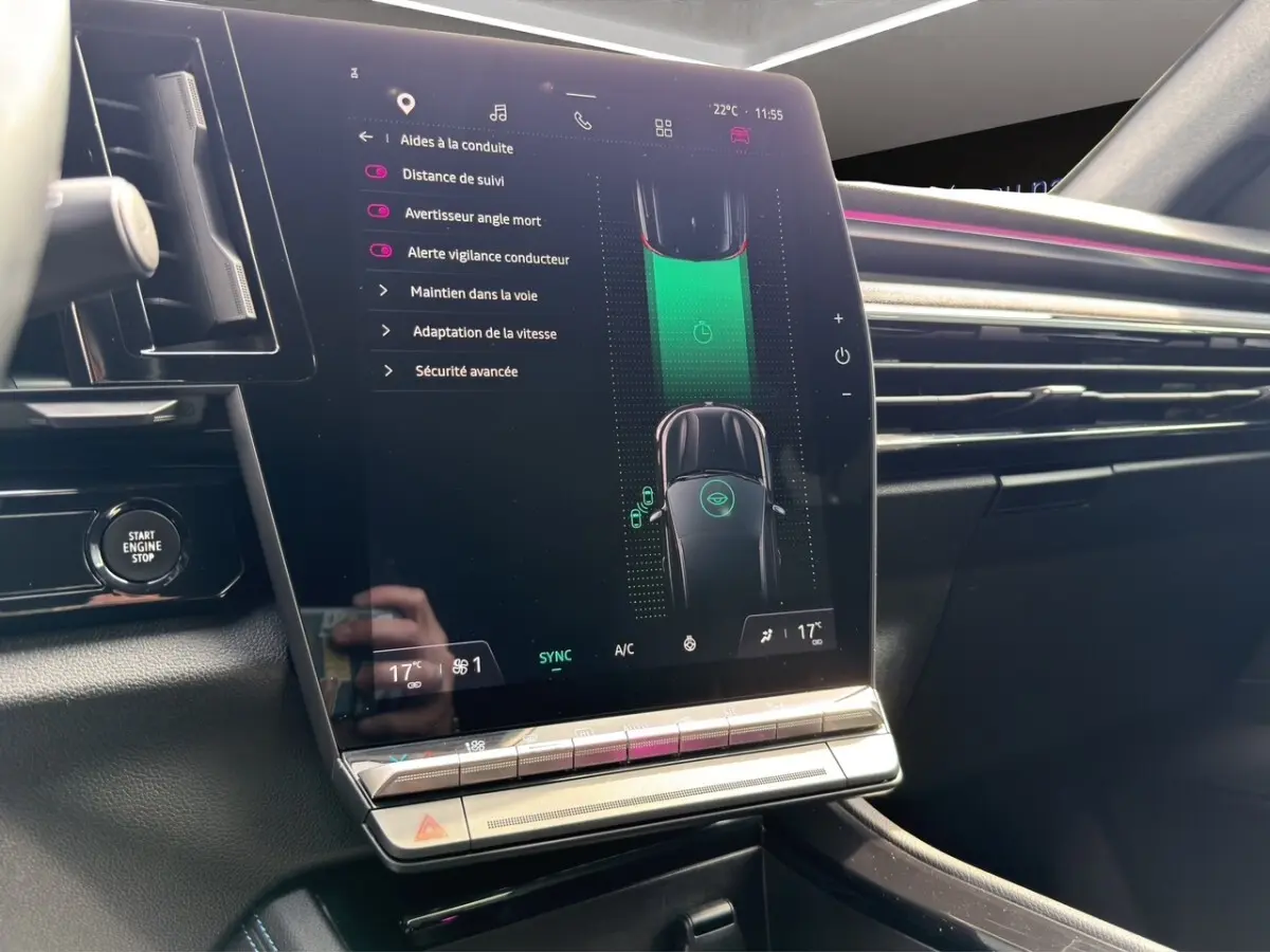Vue rapprochée de l’écran tactile central et du bouton démarrage du tableau de bord du Renault Espace gris foncé 2024 esprit Alpine E-Tech.