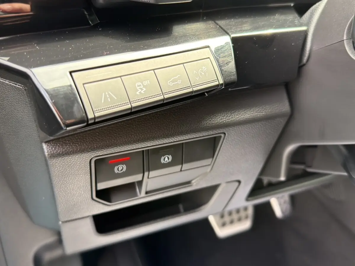 Gros plan sur les commandes de sécurité et assistance au conducteur dans l'habitacle noir du Renault Espace 2024 esprit Alpine E-Tech.