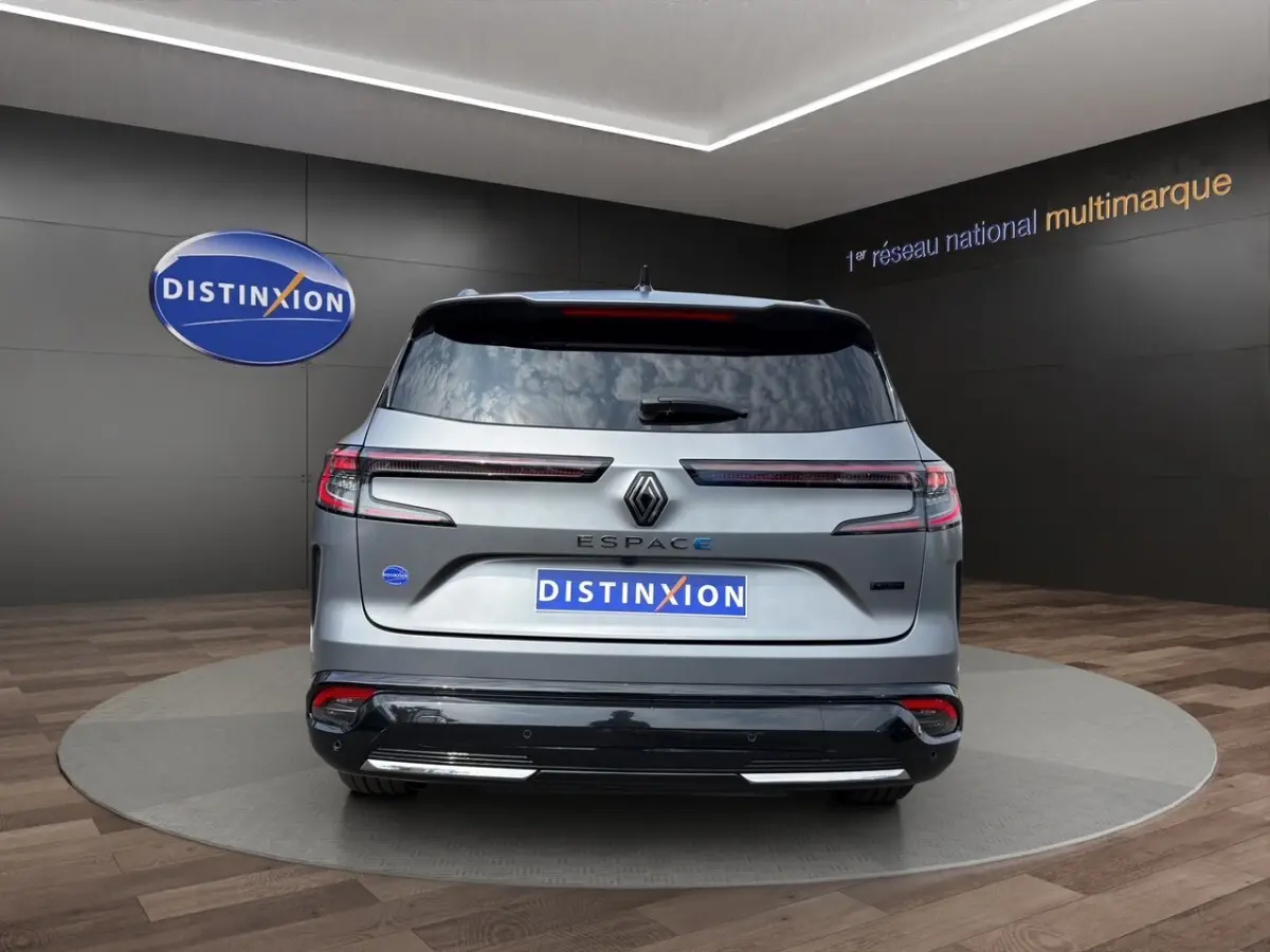 Vue arrière d'un Renault Espace gris foncé esprit Alpine E-Tech 2024 avec feux LED et logo distinctif au centre.