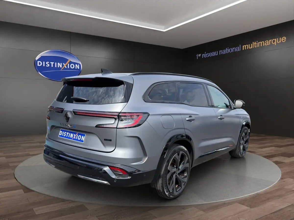 Vue 3/4 arrière droite du Renault Espace gris foncé esprit Alpine E-Tech avec feux arrière LED et jantes noires.