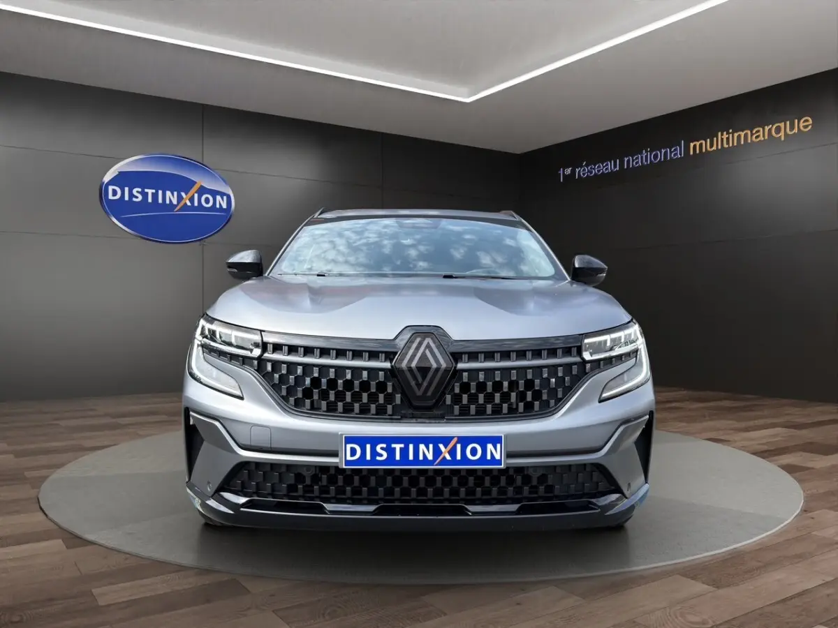 Vue frontale d'un Renault Espace gris foncé esprit Alpine avec calandre noire et phares LED distinctifs.