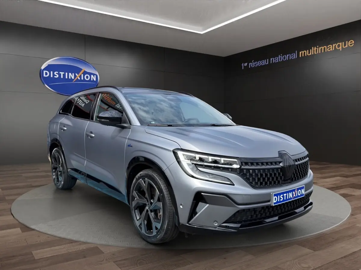 Renault Espace esprit Alpine E-Tech gris foncé en 3/4 avant droit avec calandre noire et jantes sport