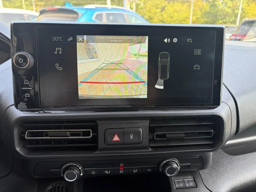 Écran tactile central du Peugeot Partner 2026 montrant la caméra de recul et les commandes de climatisation automatique.