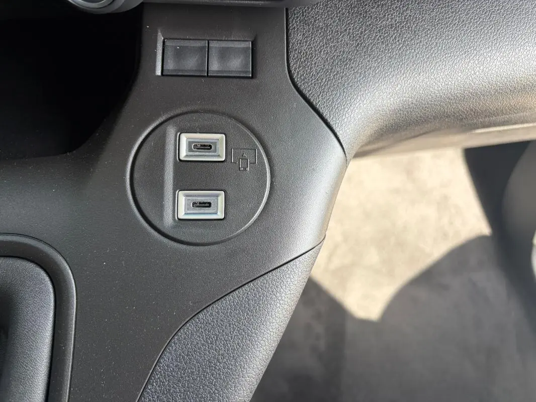 Gros plan sur deux ports USB-C intégrés dans la console centrale noire du Peugeot Partner Fourgon 2026.