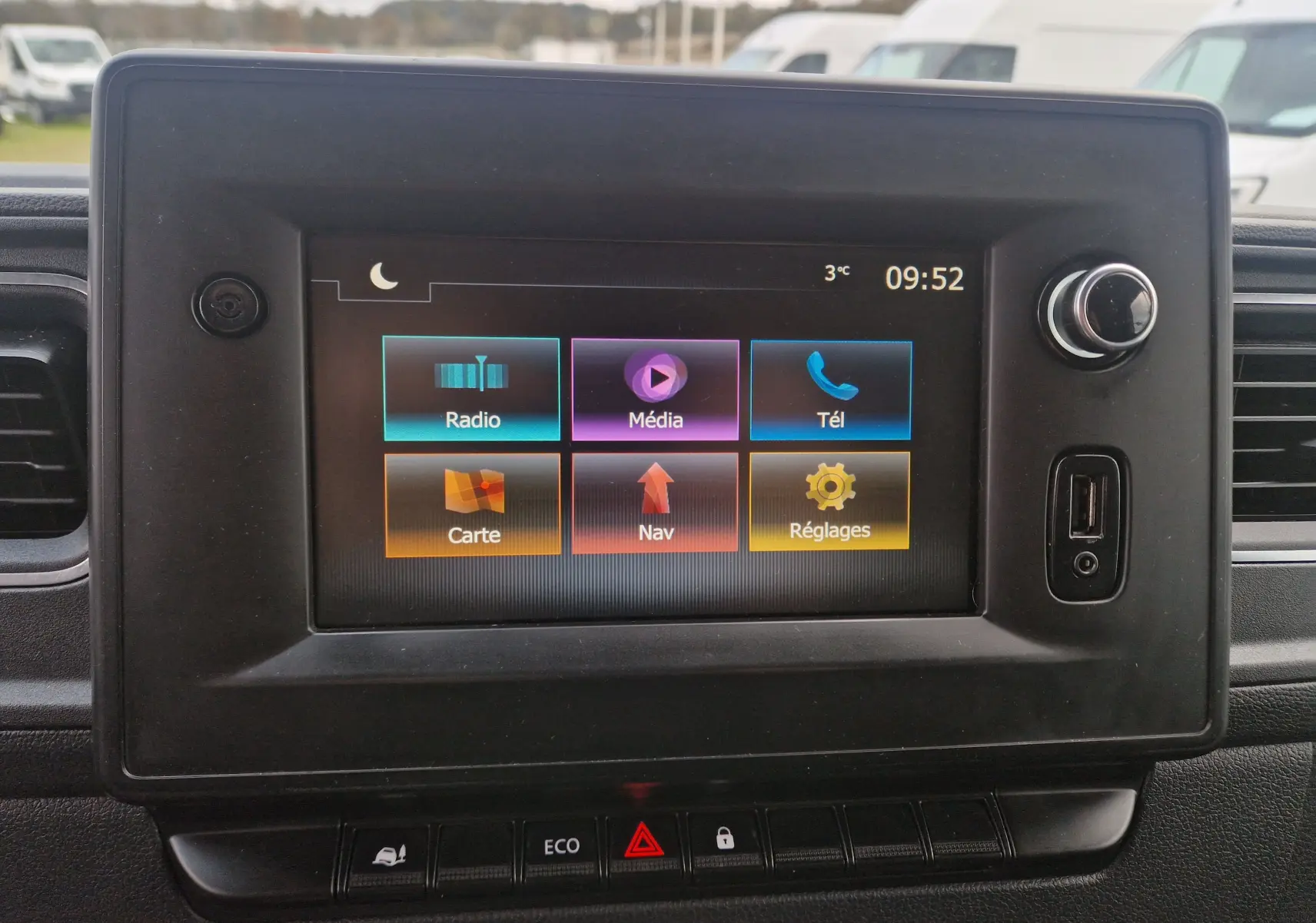 Écran tactile central du Renault Master blanc 2020 affichant les options radio, média, téléphone, carte, navigation et réglages.