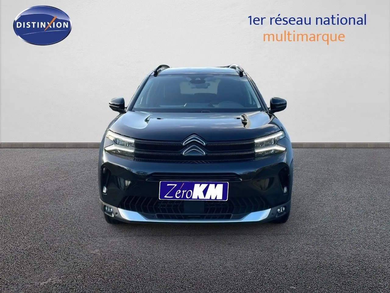 Citroën C5 Aircross noir perla metal vue de face, mettant en valeur sa calandre et ses phares LED distinctifs.