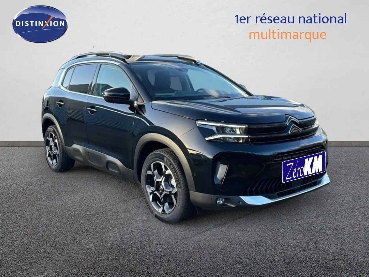 SUV Citroën C5 Aircross noir perla metal en 3/4 avant droit avec jantes bi-ton et barres de toit visibles.