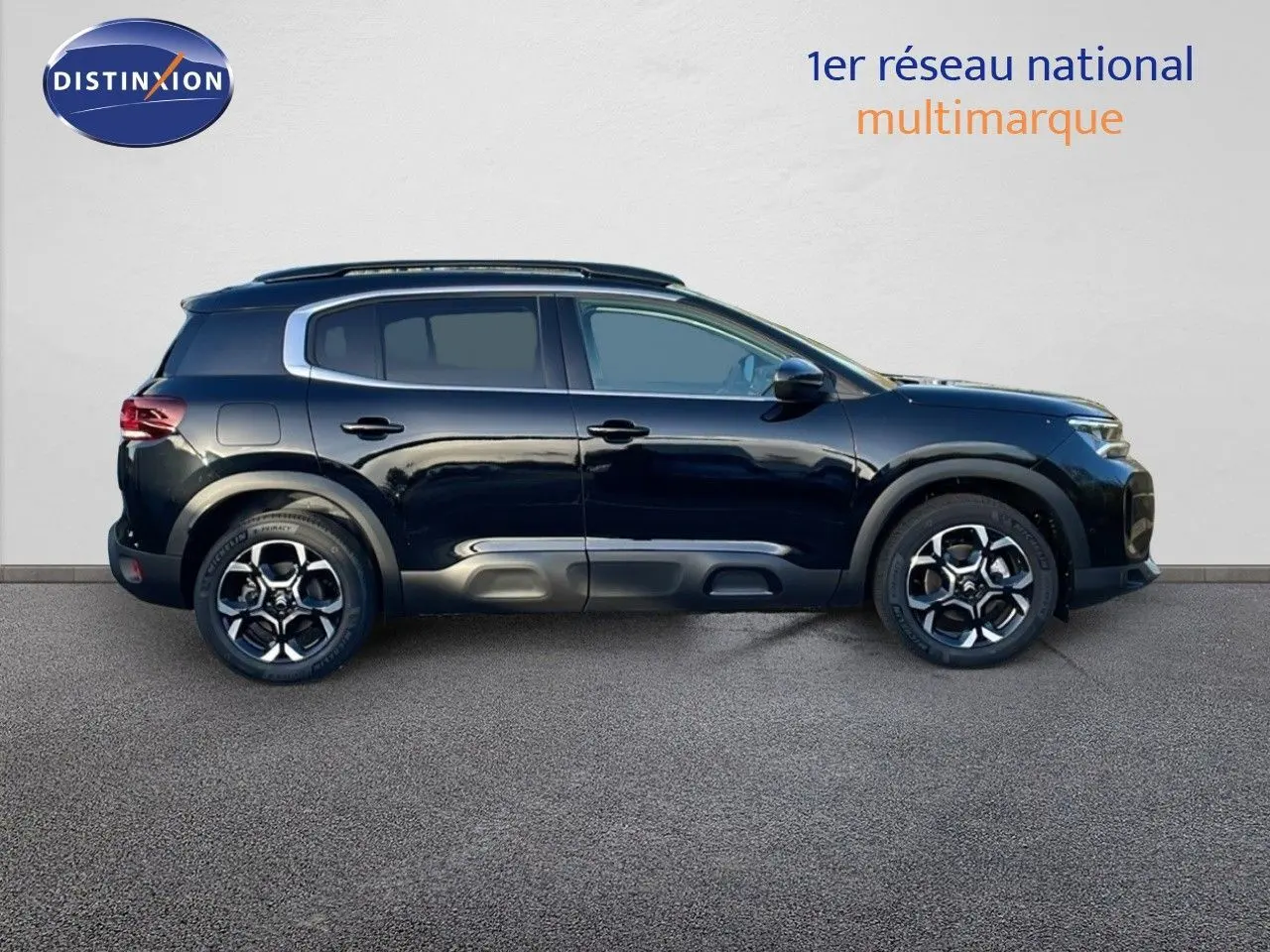Profil côté gauche d'un Citroën C5 Aircross noir Perla Metal 2025 avec jantes bi-ton et protections latérales grises.