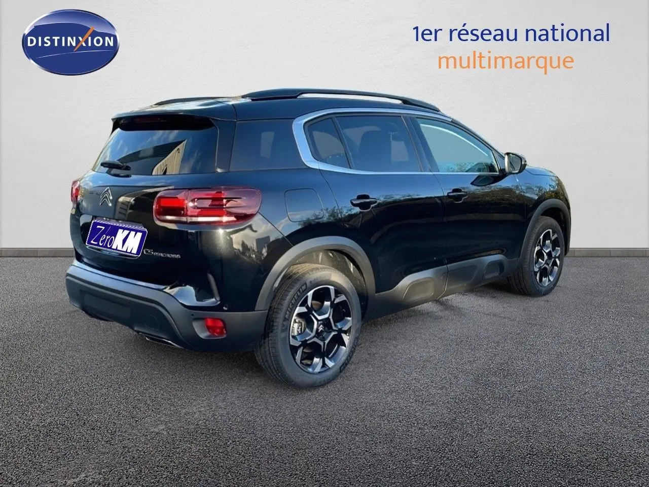SUV Citroën C5 Aircross noir perla metal vu de trois quarts arrière droit avec jantes bicolores.