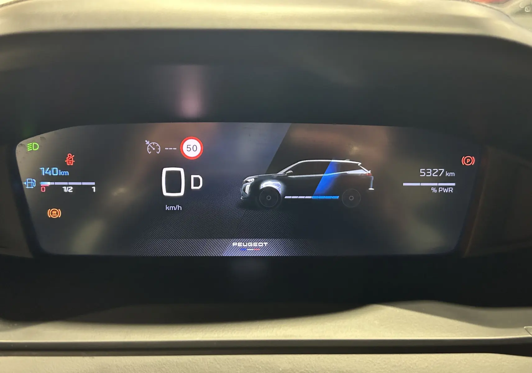 Affichage numérique du tableau de bord Peugeot 2008 Allure Hybrid 145, montrant la vitesse à 0 km/h et l'autonomie restante.