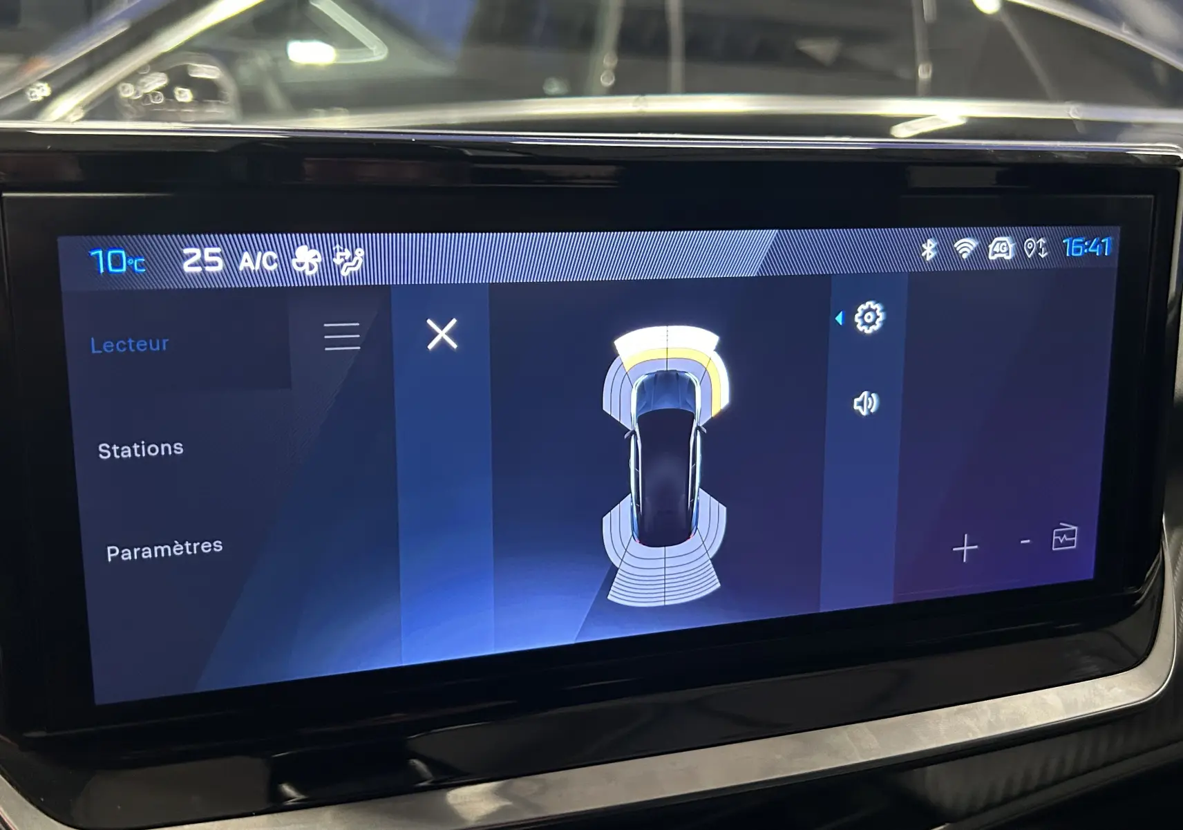 Écran tactile intérieur du Peugeot 2008 Allure Hybrid 145 montrant l'interface des radars avant et arrière en fonctionnement.