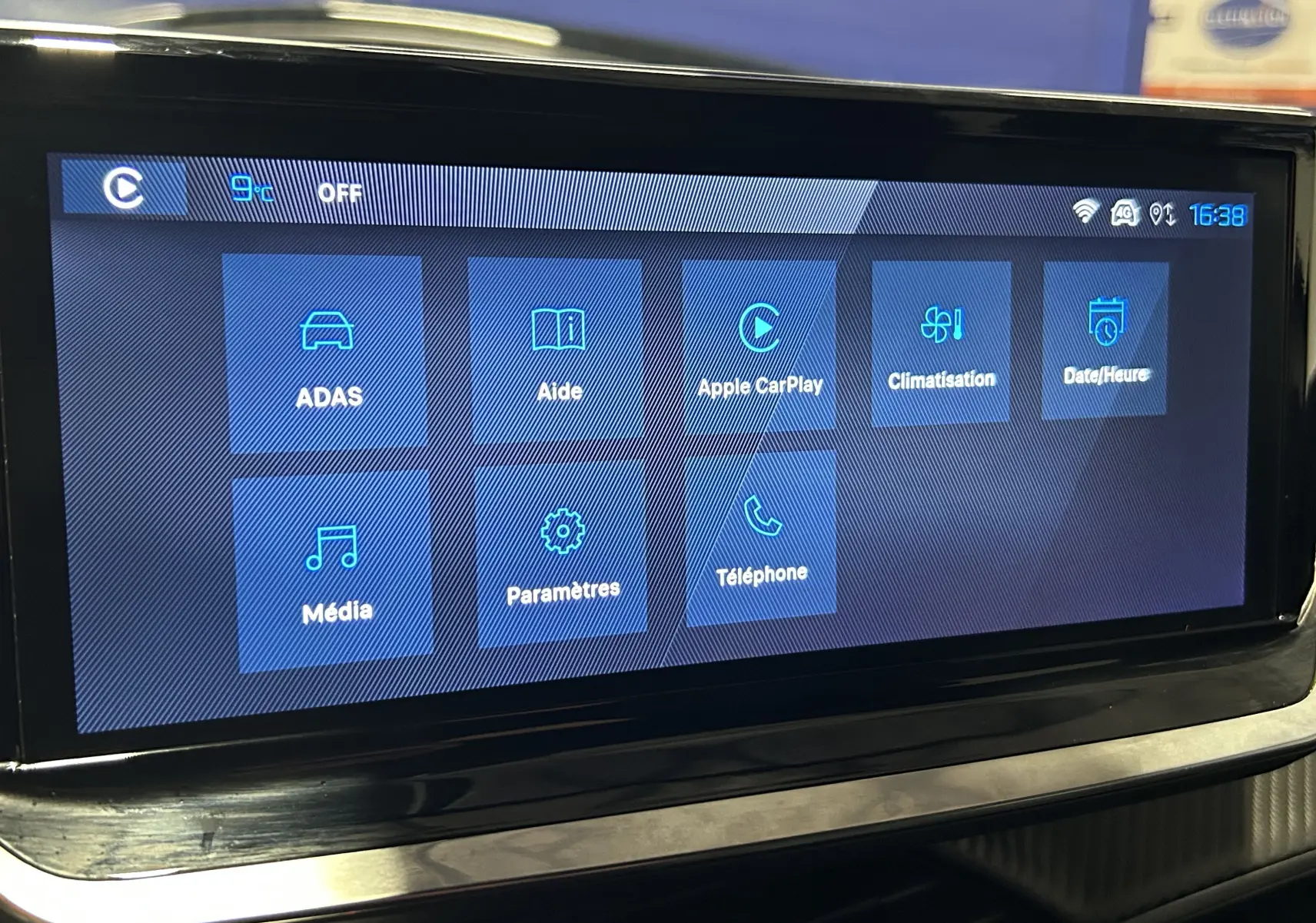 Écran tactile central du Peugeot 2008 Allure Hybrid 145, affichant les options ADAS, Apple CarPlay et climatisation.