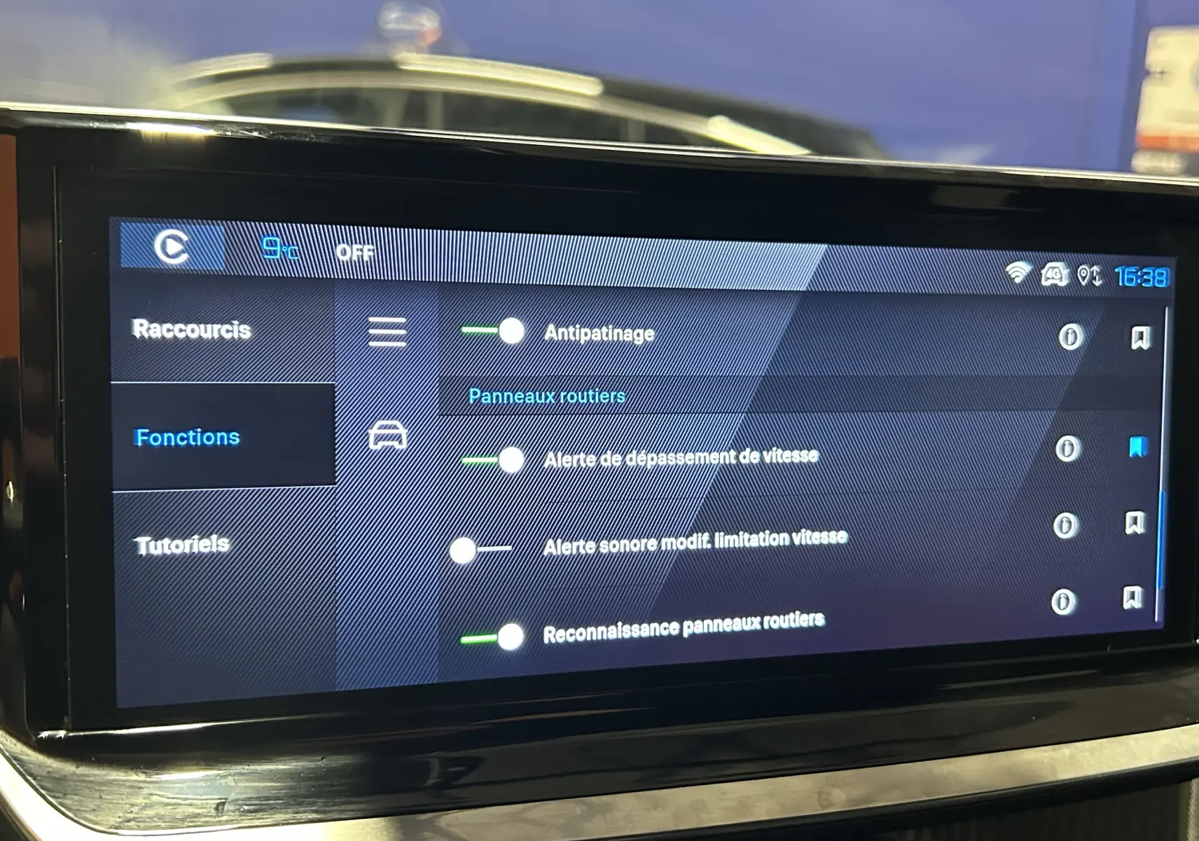 Écran tactile intérieur du Peugeot 2008 Allure Hybrid 145 affichant les réglages d'assistance à la conduite.