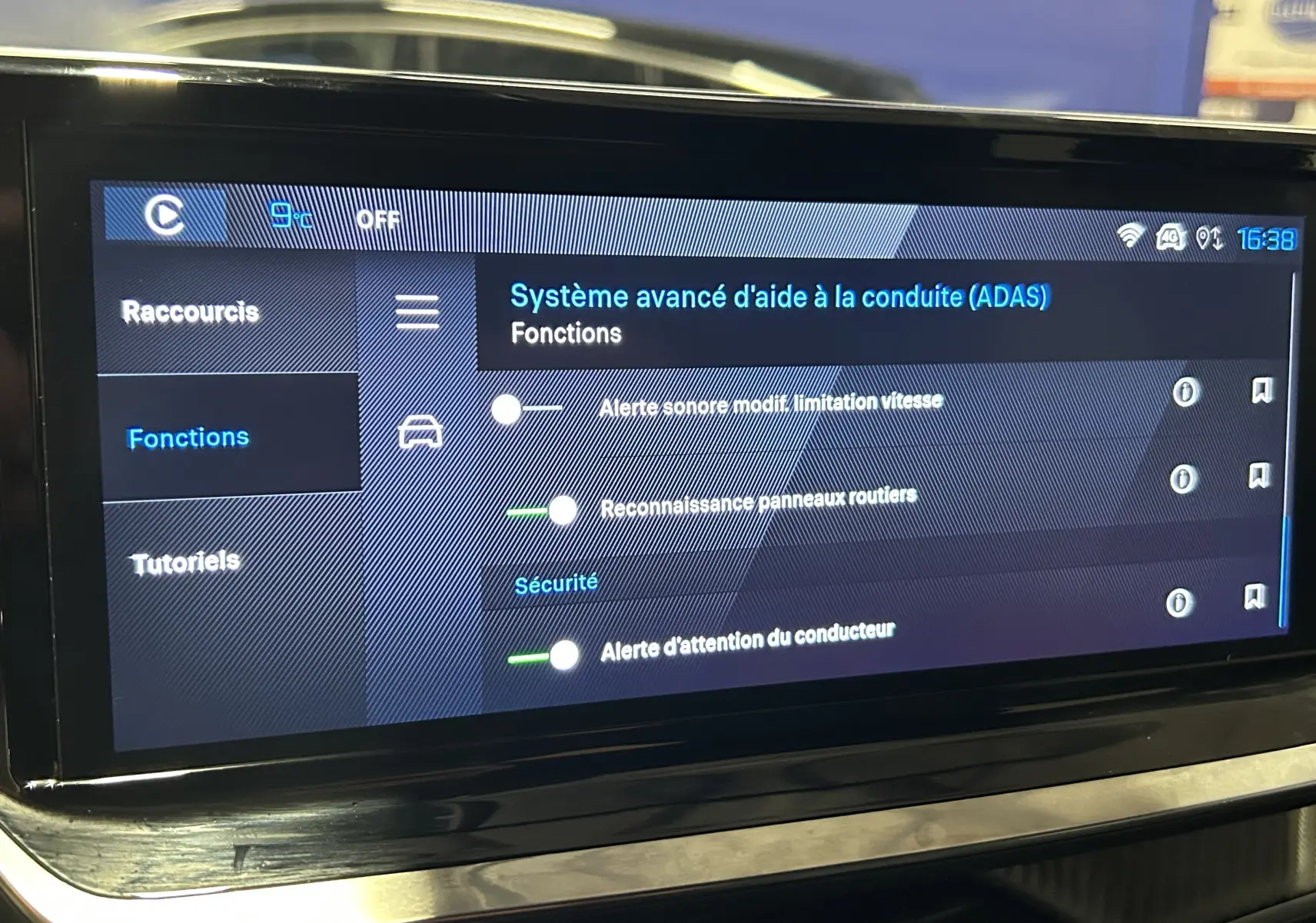Écran tactile du système d'aide à la conduite du Peugeot 2008 Allure Hybrid 145, affichant les fonctions ADAS.
