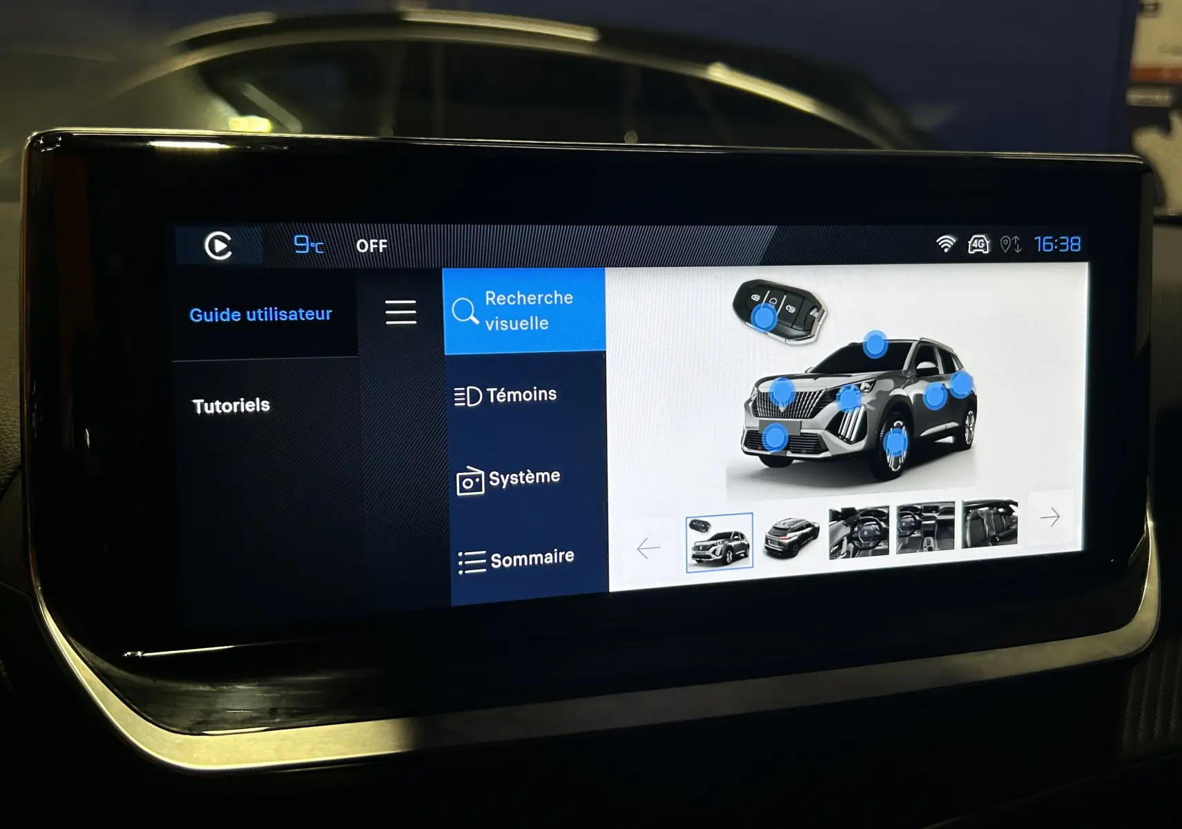 Écran tactile intérieur montrant l'interface de recherche visuelle du Peugeot 2008 Allure Hybrid 145 en vue avant du véhicule.