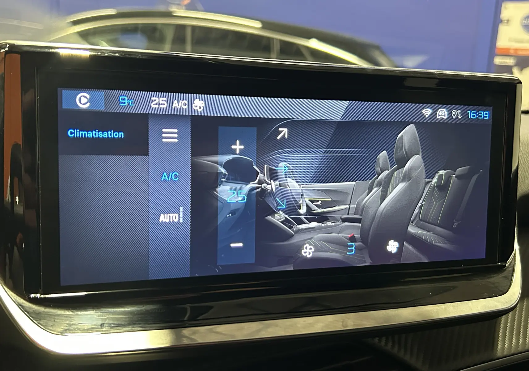 Écran tactile intérieur du Peugeot 2008 Allure Hybrid 145 en vue frontale montrant la gestion de la climatisation.