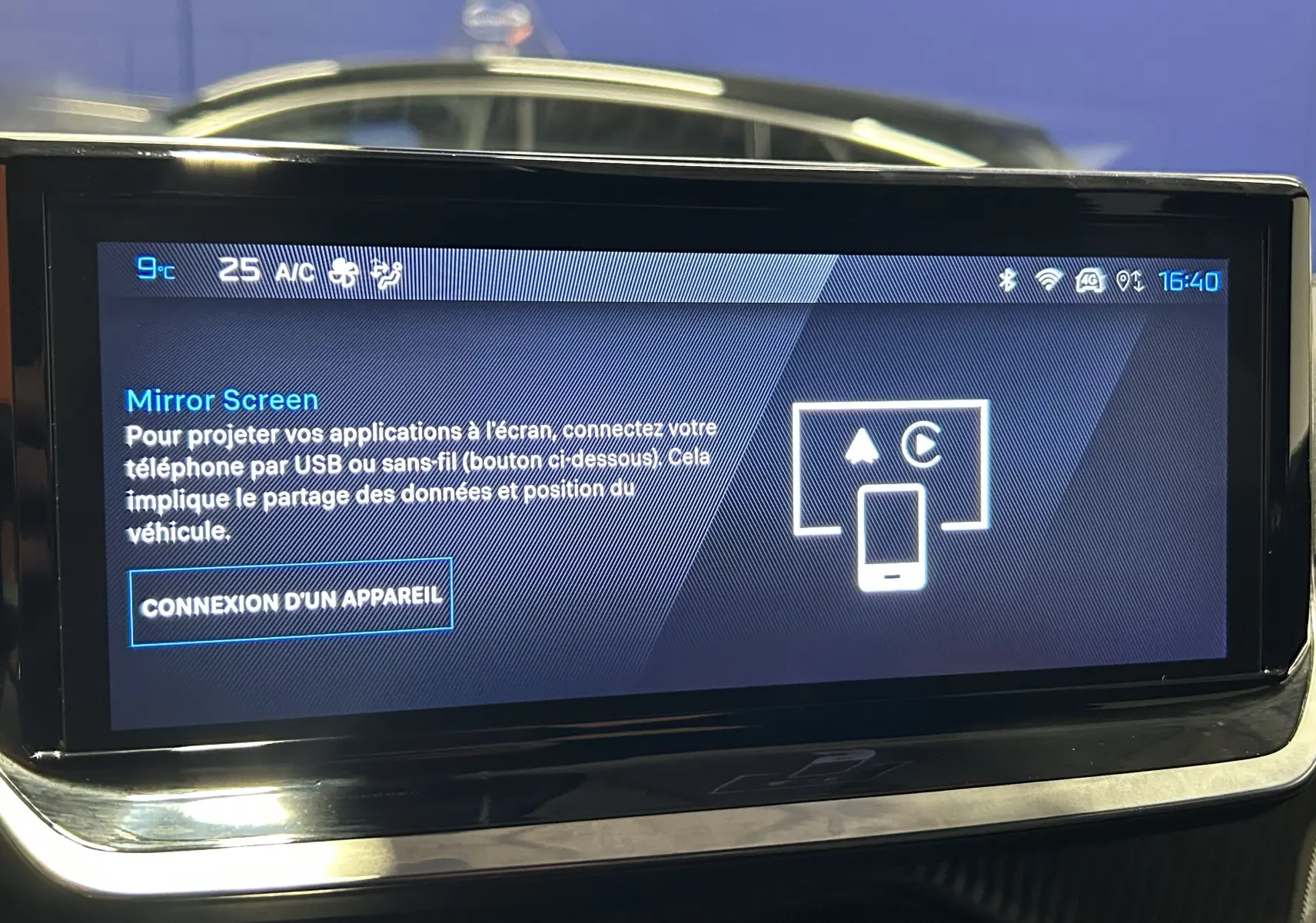 Écran tactile intérieur du Peugeot 2008 Allure Hybrid 145 en fonctionnement, affichant l'option Mirror Screen.