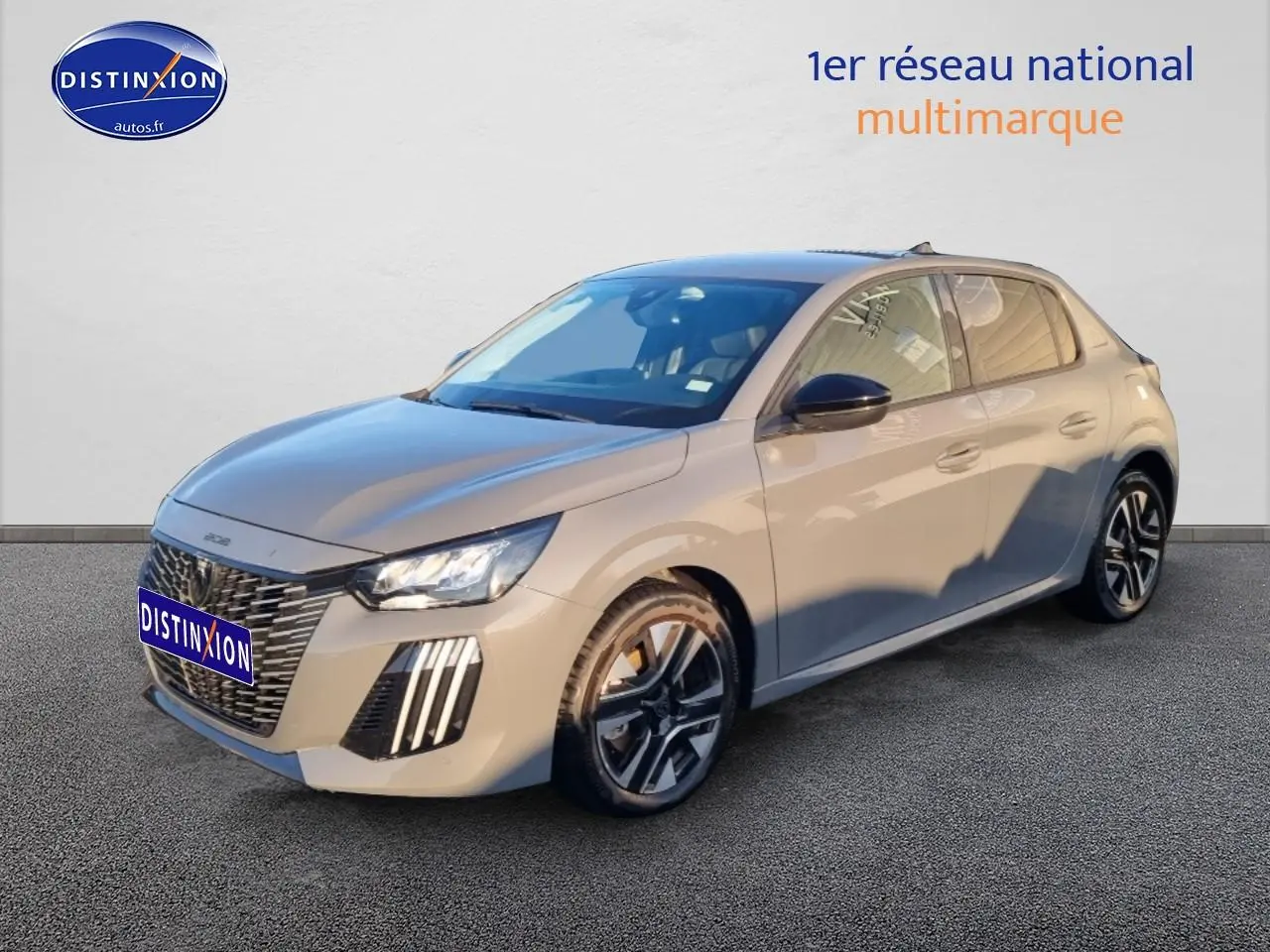 Peugeot 208 gris Sellenium vue 3/4 avant droit avec calandre distinctive et jantes alliage noires.