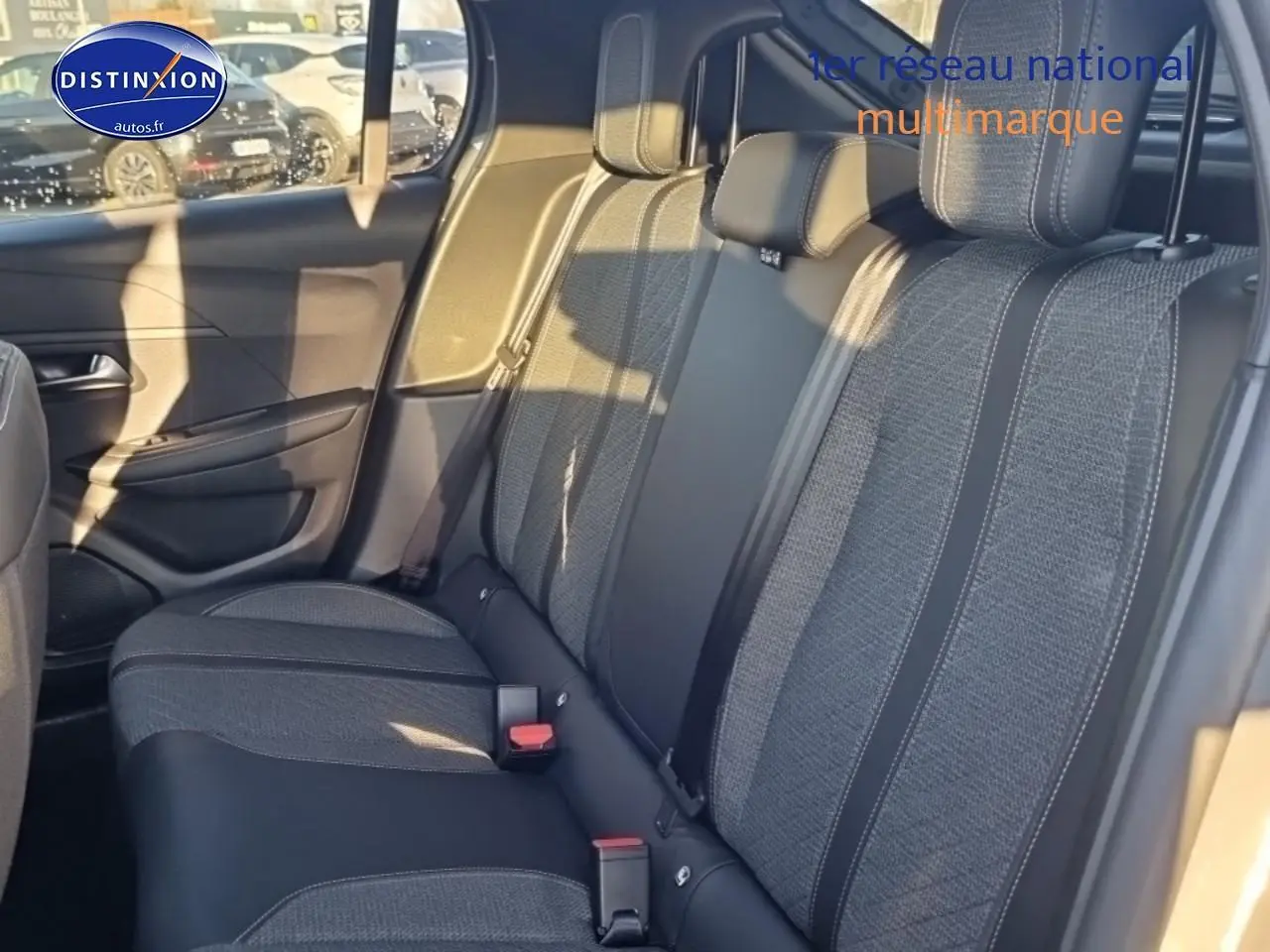 Vue intérieure côté droit sur la banquette arrière grise de la Peugeot 208 1.2 PureTech 100 Allure 2024.