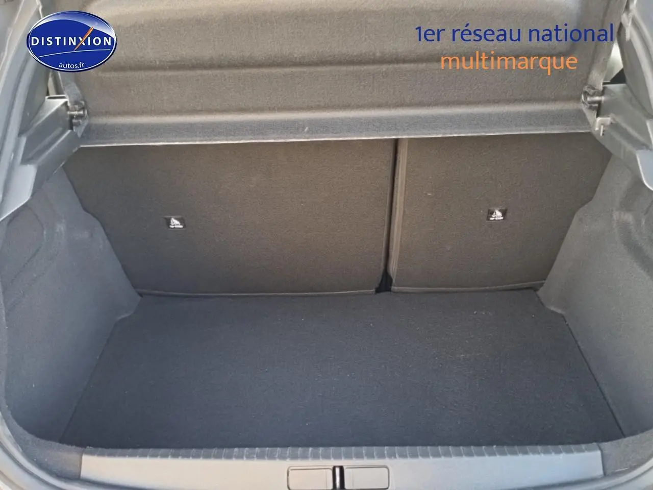 Coffre ouvert vu de face, intérieur spacieux et habillage noir, Peugeot 208 gris sélénite 2024.