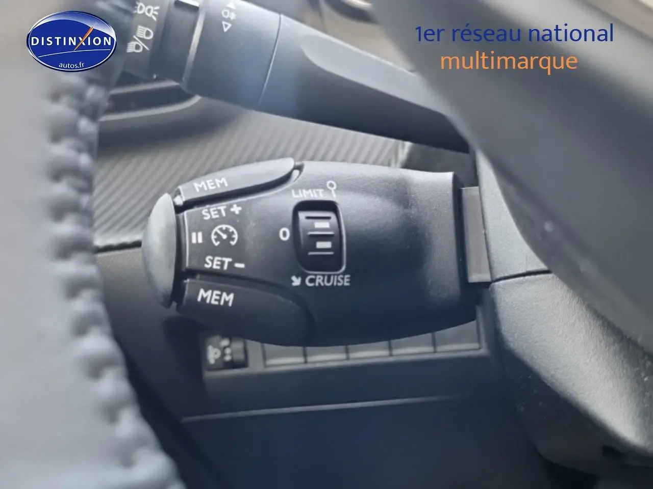 Levier de commande du régulateur de vitesse sur le côté gauche du volant d'une Peugeot 208 gris sélénite.