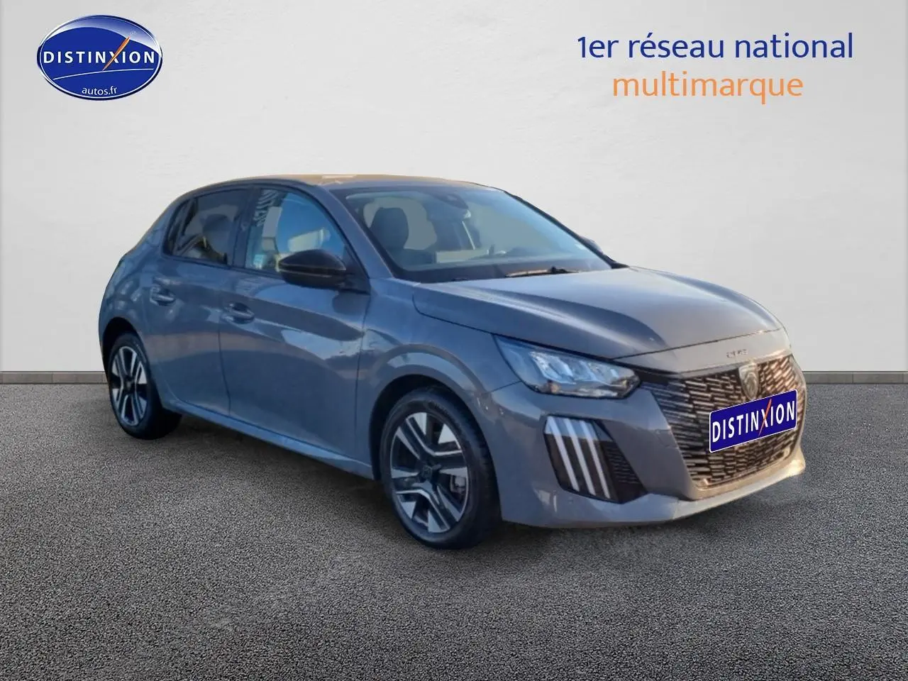 Peugeot 208 1.2 PureTech 100 Allure gris Sélénite en 3/4 avant droit avec jantes alu et phares LED.