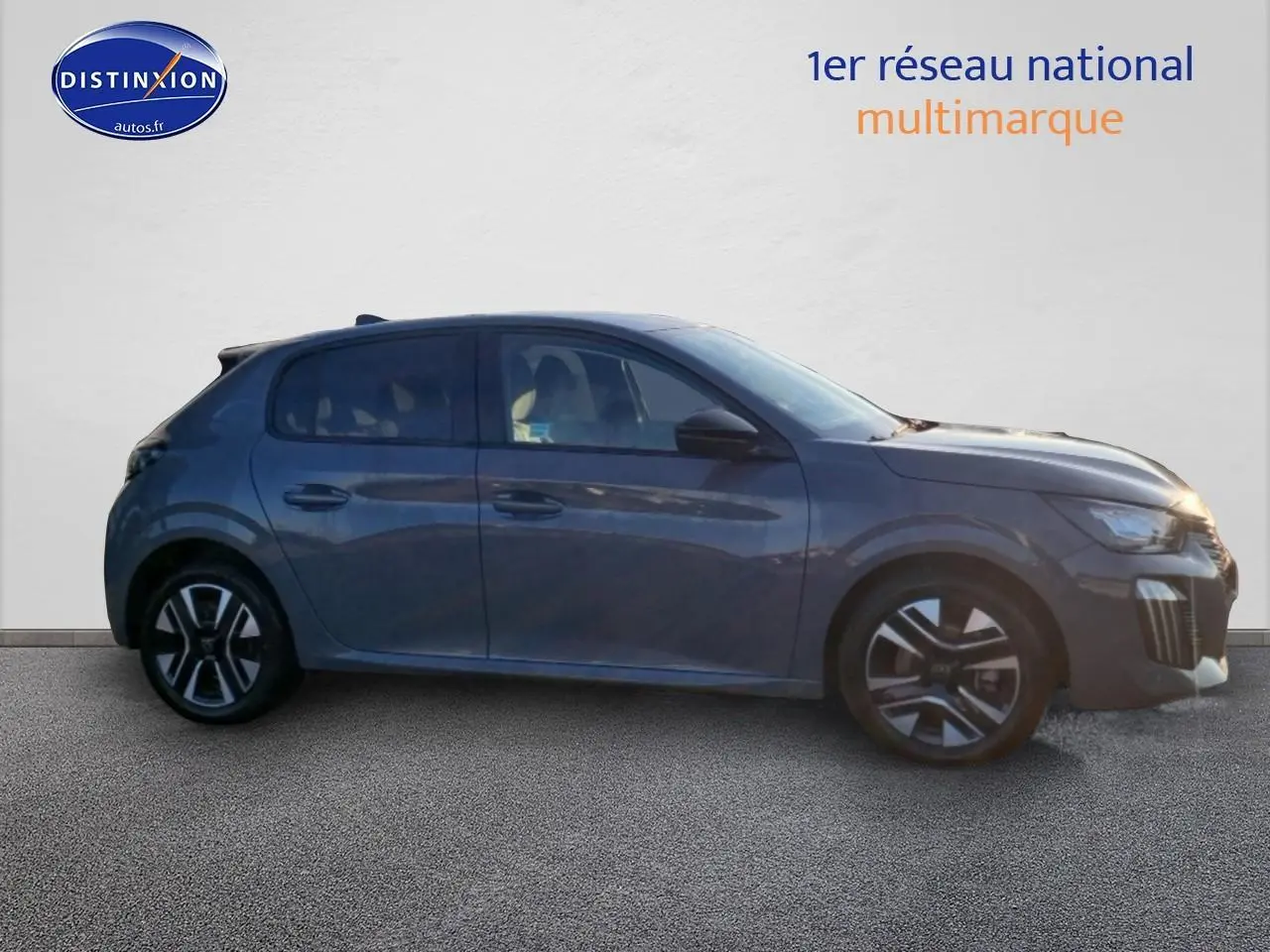 Vue de profil côté gauche d'une Peugeot 208 1.2 PureTech 100 Allure gris Sélénite avec jantes alu distinctives.