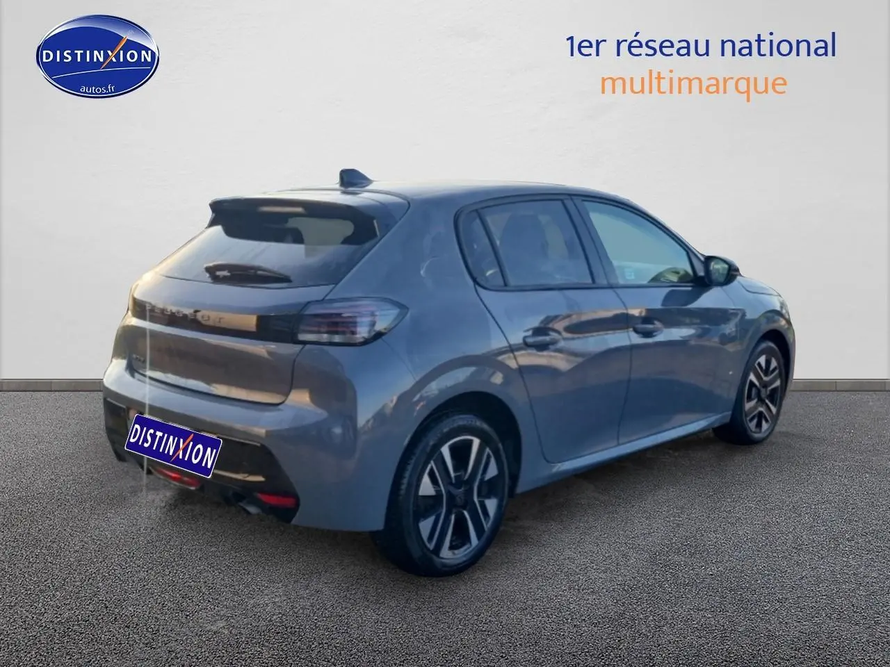 Vue 3/4 arrière droite d'une Peugeot 208 2024 gris sélénite avec jantes alliage et feux arrière LED.