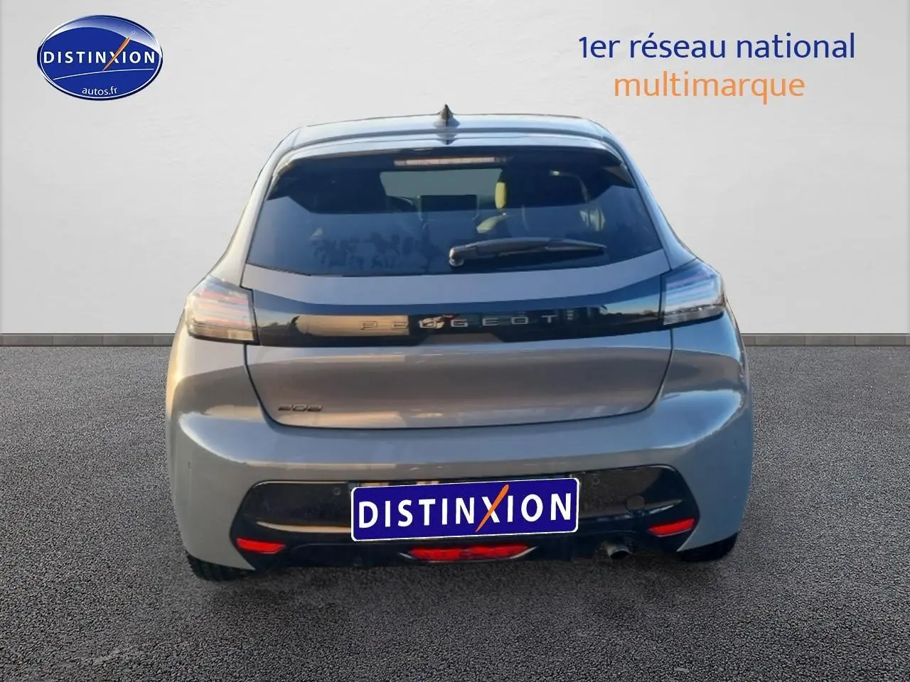 Vue arrière d'une Peugeot 208 gris sélénite 2024 avec feux arrière LED et plaque Distinxion.