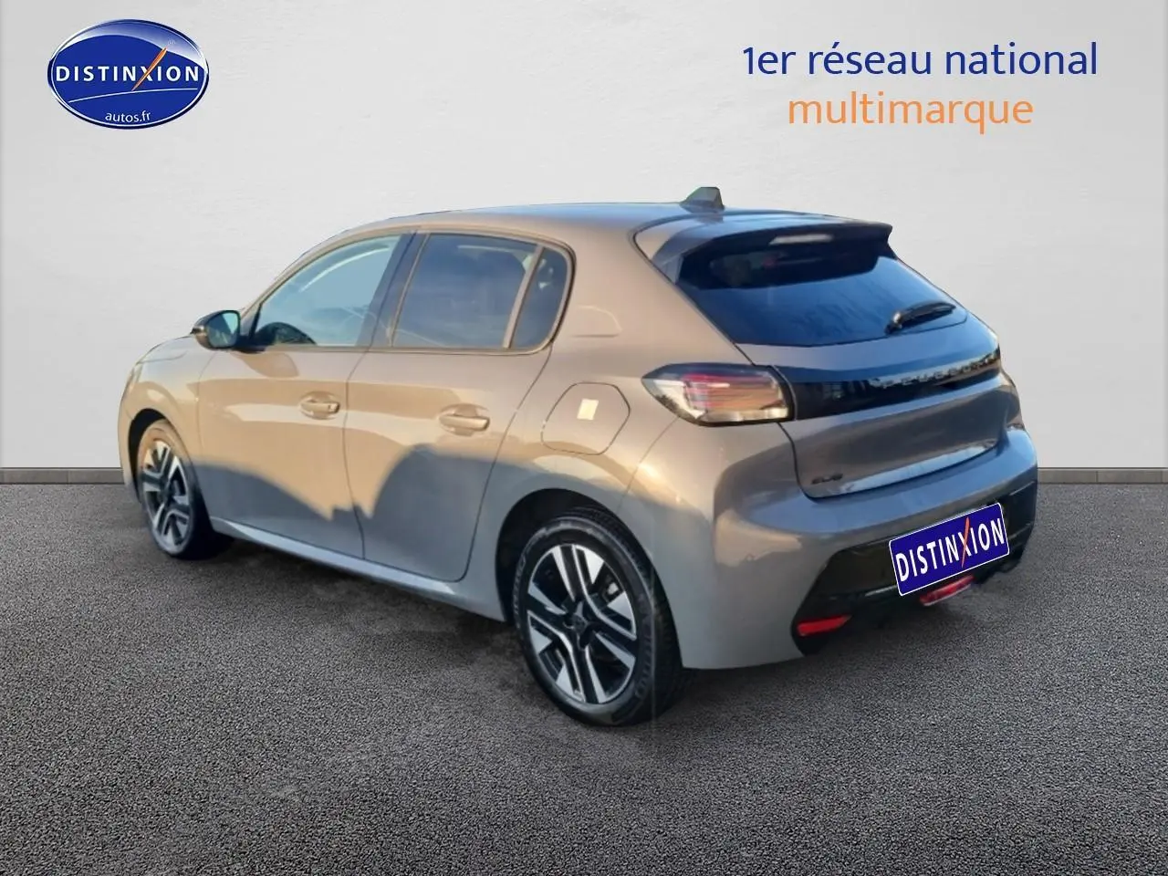 Vue 3/4 arrière droite d'une Peugeot 208 gris sélénite avec jantes alliage et feux arrière LED.