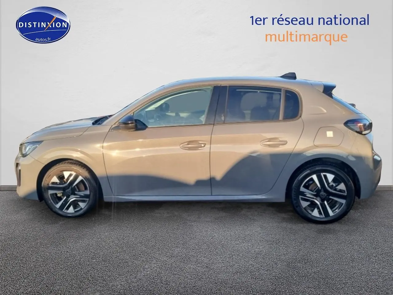 Profil droit d'une Peugeot 208 1.2 PureTech 100 Allure gris Sélénite avec jantes alliage et vitres teintées.