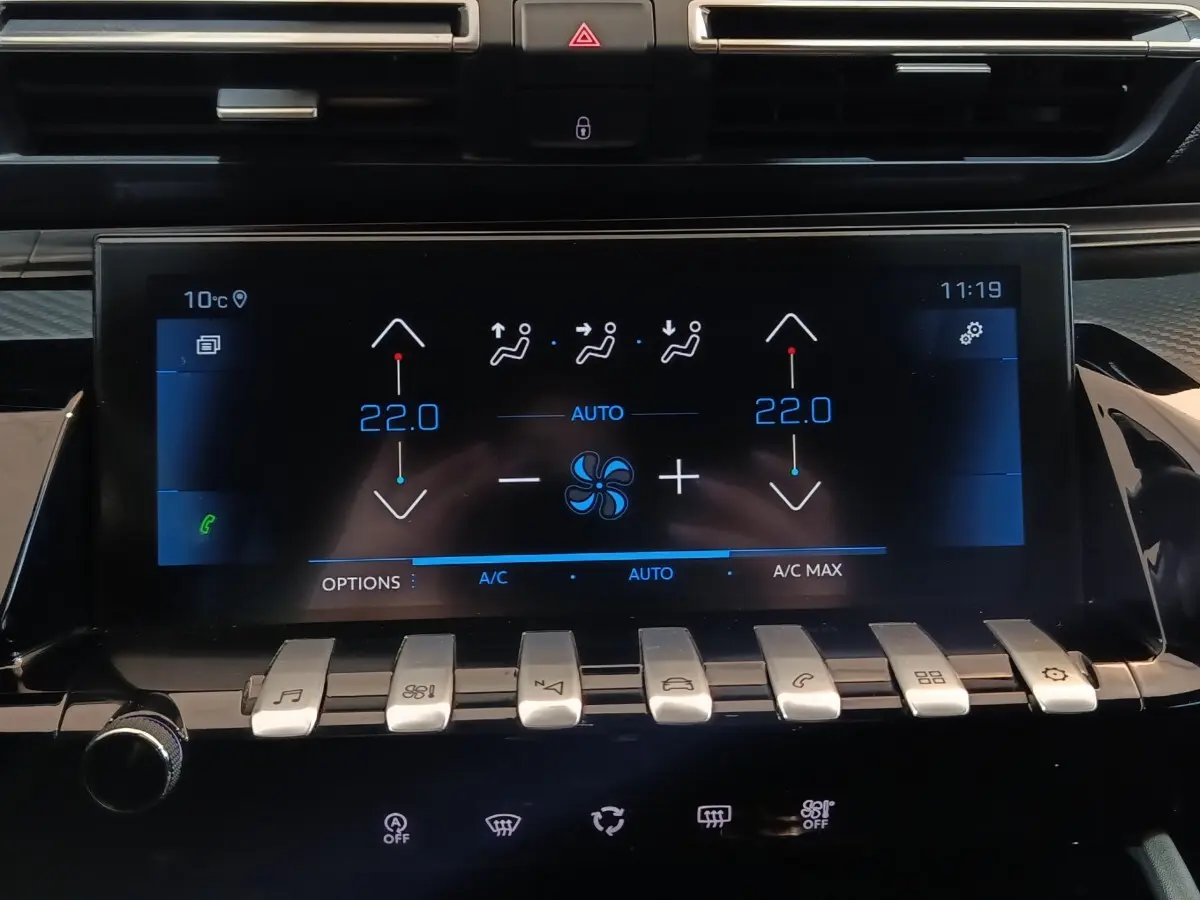 Écran tactile central de la Peugeot 508 gris clair montrant les réglages de climatisation à 22°C, vue frontale rapprochée.