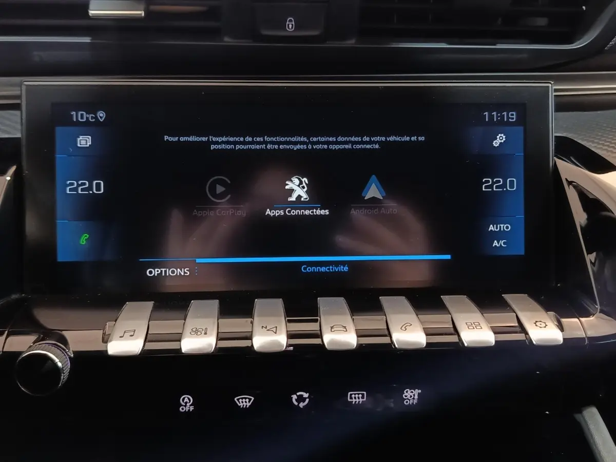 Écran tactile central de la Peugeot 508 gris clair, vue frontale du tableau de bord avec commandes piano clés.