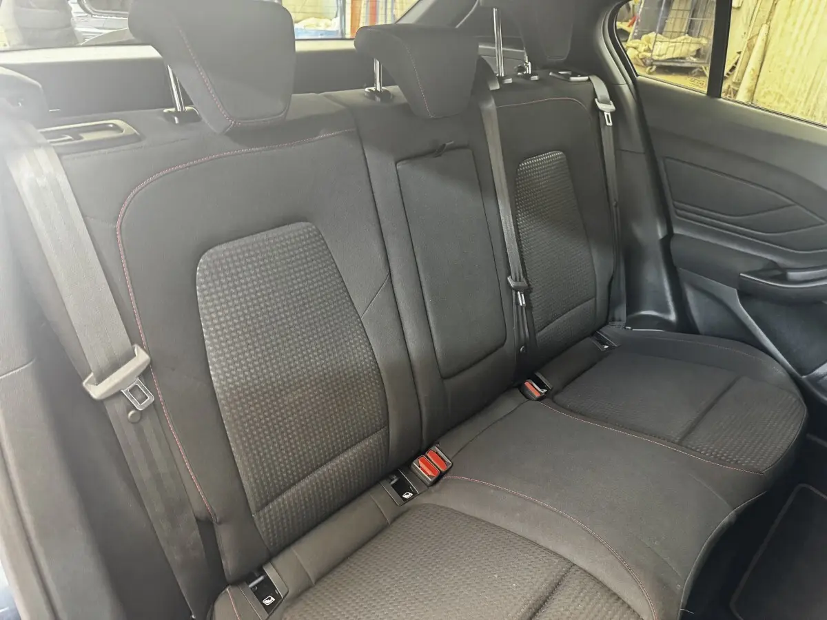 Vue intérieure de la banquette arrière noire avec surpiqûres rouges de la Ford Focus 5P St-Line 2022.