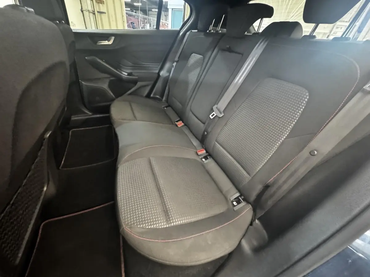 Vue intérieure côté droit sur la banquette arrière noire avec surpiqûres rouges de la Ford Focus 5P St-Line 2022.