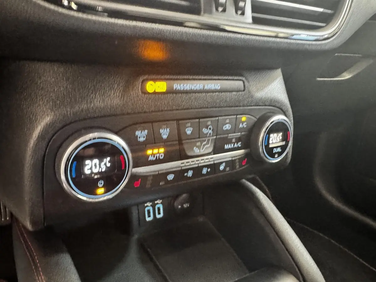 Détail de la console centrale avec climatisation bi-zone digitale et commandes tactiles dans une Ford Focus St-Line 2022.