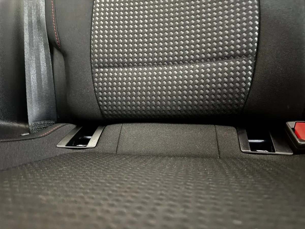 Gros plan sur la banquette arrière noire avec texture et coutures rouges de la Ford Focus 5P St-Line 2022.