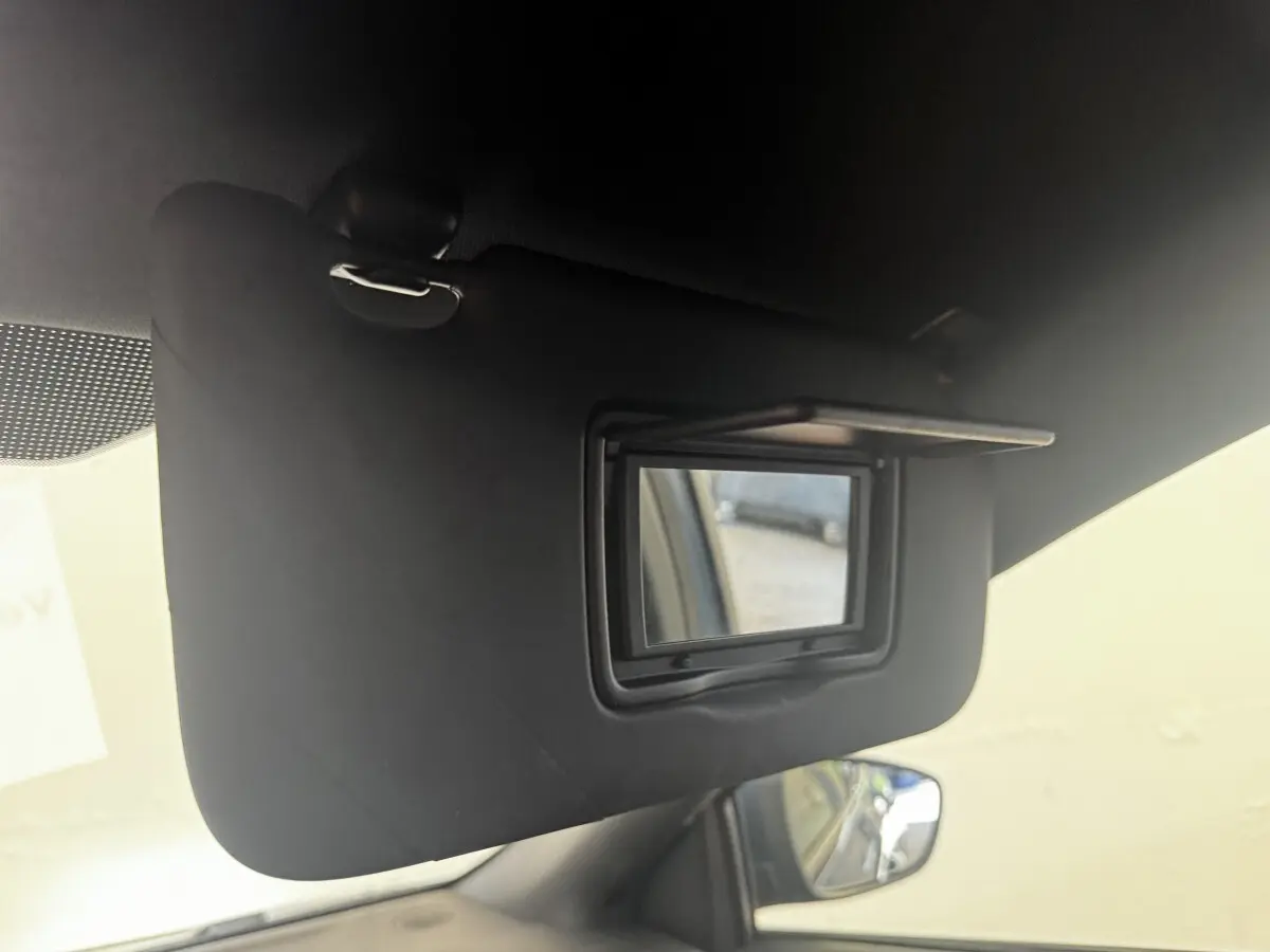 Détail intérieur du pare-soleil avec miroir ouvert côté conducteur d’une Ford Focus bleu 2022 St-Line.