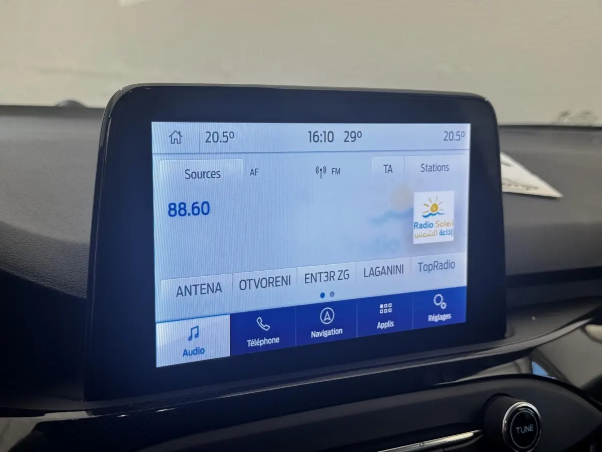 Écran tactile central de la Ford Focus St-Line 2022 affichant la radio FM et les options de navigation.