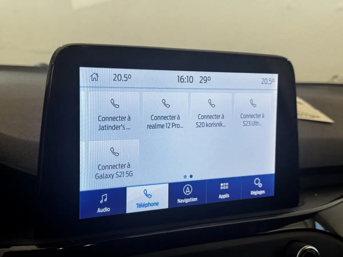 Écran tactile central de la Ford Focus St-Line 2022 affichant les options de connexion téléphonique.