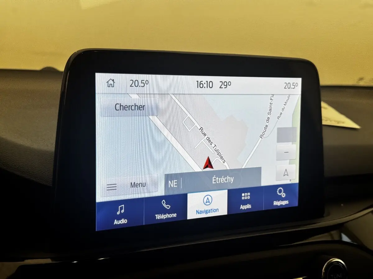 Écran tactile de navigation 8 pouces dans le tableau de bord intérieur d'une Ford Focus 5P 2022.