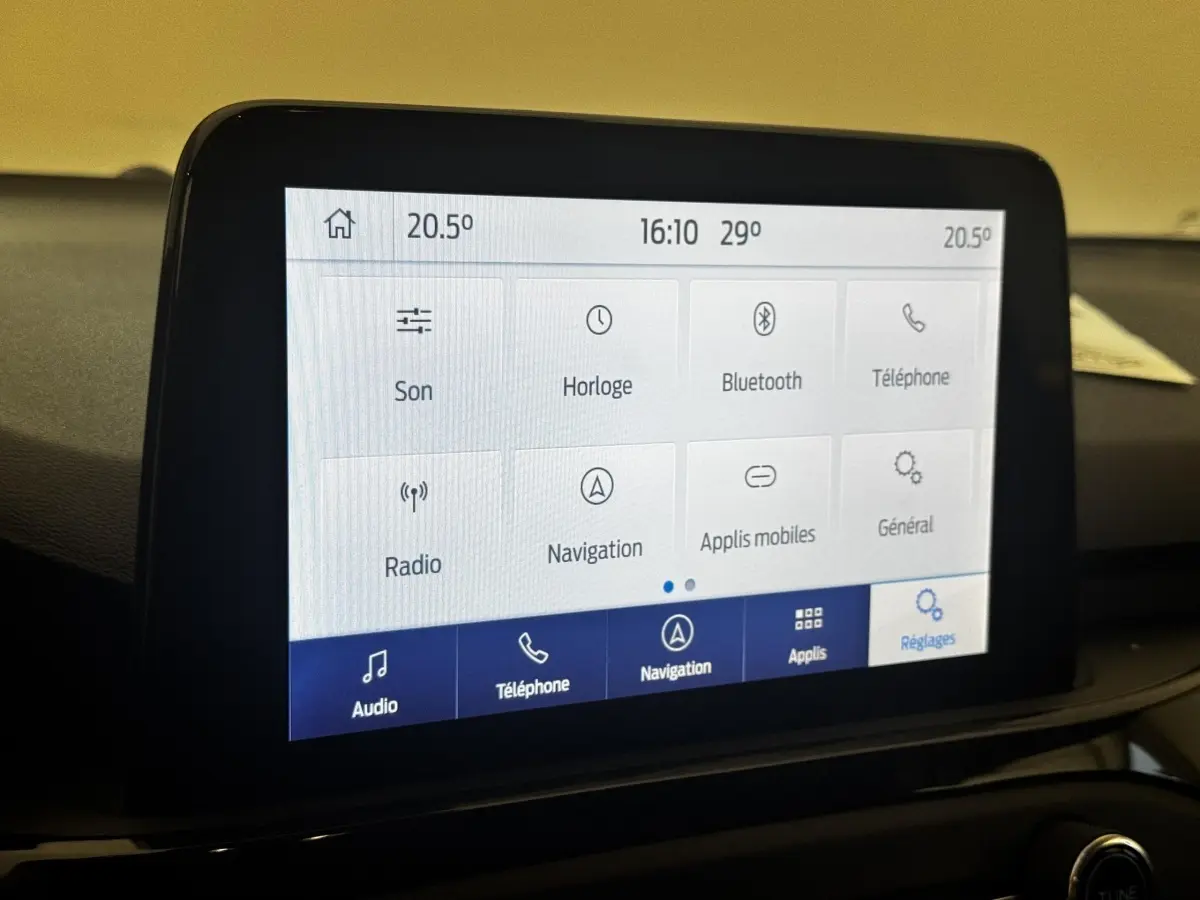 Écran tactile central de la Ford Focus 5 portes 2022 affichant le menu de navigation et réglages.
