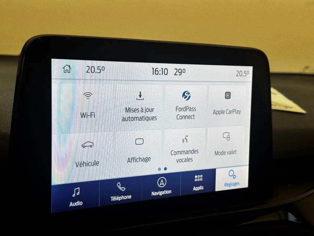 Écran tactile central de la Ford Focus St-Line 2022 affichant les options Wi-Fi, FordPass et Apple CarPlay.