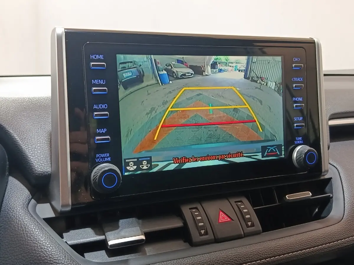 Écran tactile central montrant la caméra de recul du Toyota RAV4 Hybride 2WD 2021, intérieur noir.